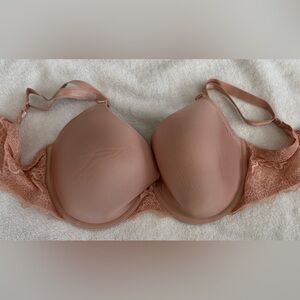 NWT lace band Victorias Secret Bra. Size 38D.